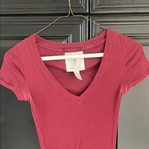 Abercrombie & Fitch Ribbed V‑Neck Short Sleeve Top in Rose